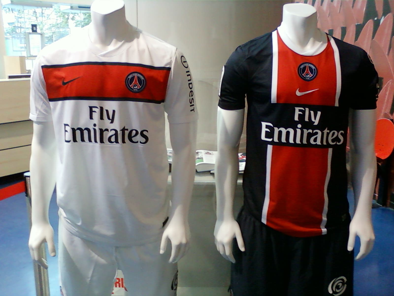 Photo d’archive des maillots du Paris Saint-Germain de la saison 2011-2012 exposés sur des mannequins.