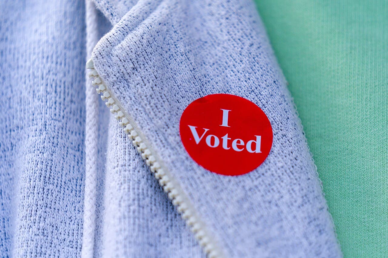 Autocollant rouge I Voted sur une veste après un vote dans le Minnesota — photo d’illustration