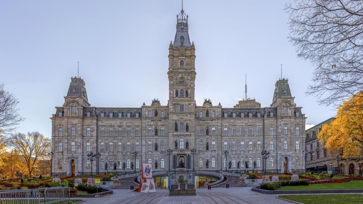 L'hôtel du Parlement, siège de l'Assemblée nationale du Québec, à l'automne