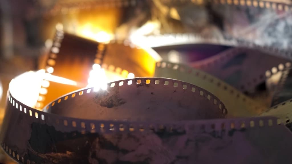 Une bobine de film éclairée