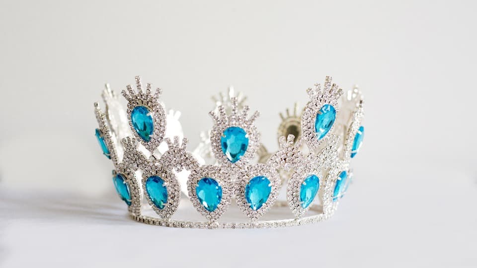 Une couronne ornée de pierres bleues