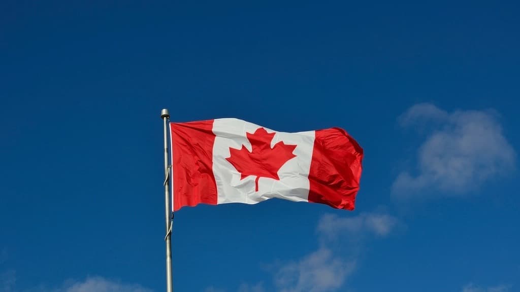Le drapeau du Canada sous un ciel bleu