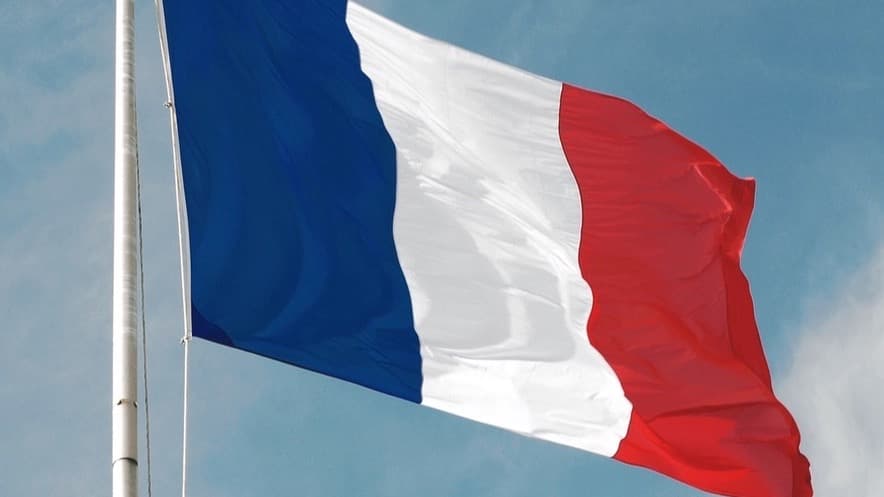 Le drapeau français flottant au vent