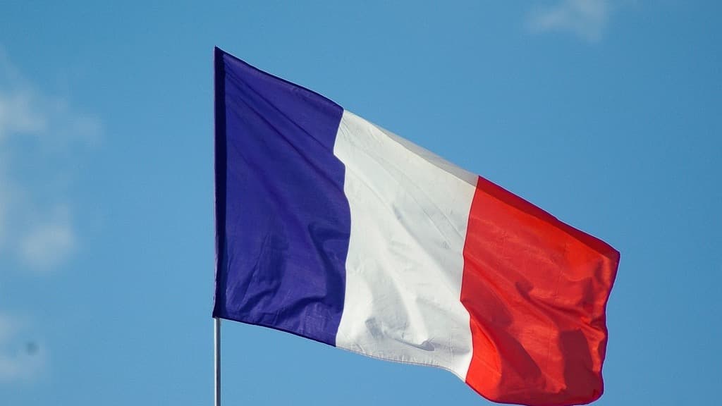 Le drapeau français flottant sous un ciel bleu