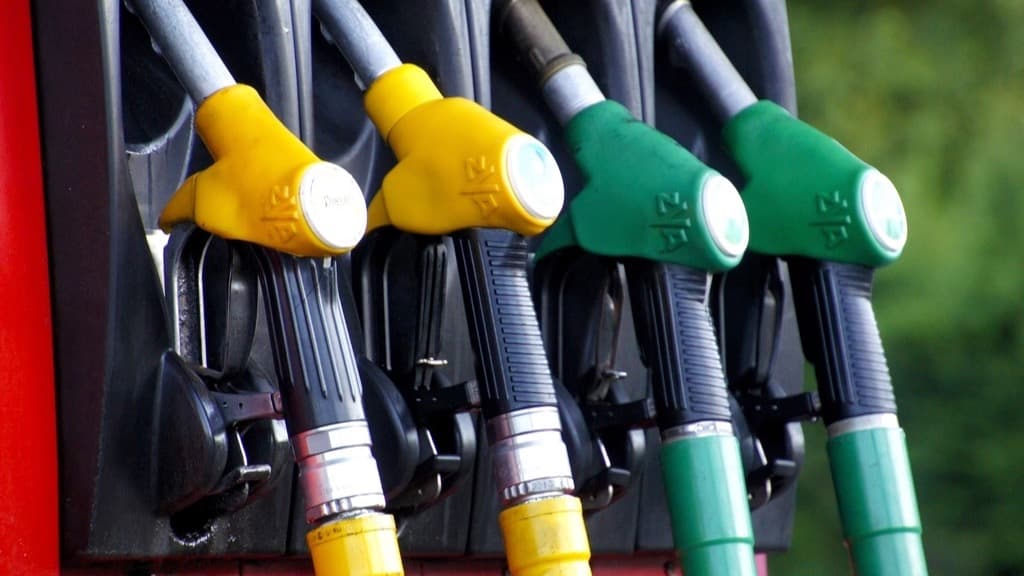 Des pistolets de pompe à carburant