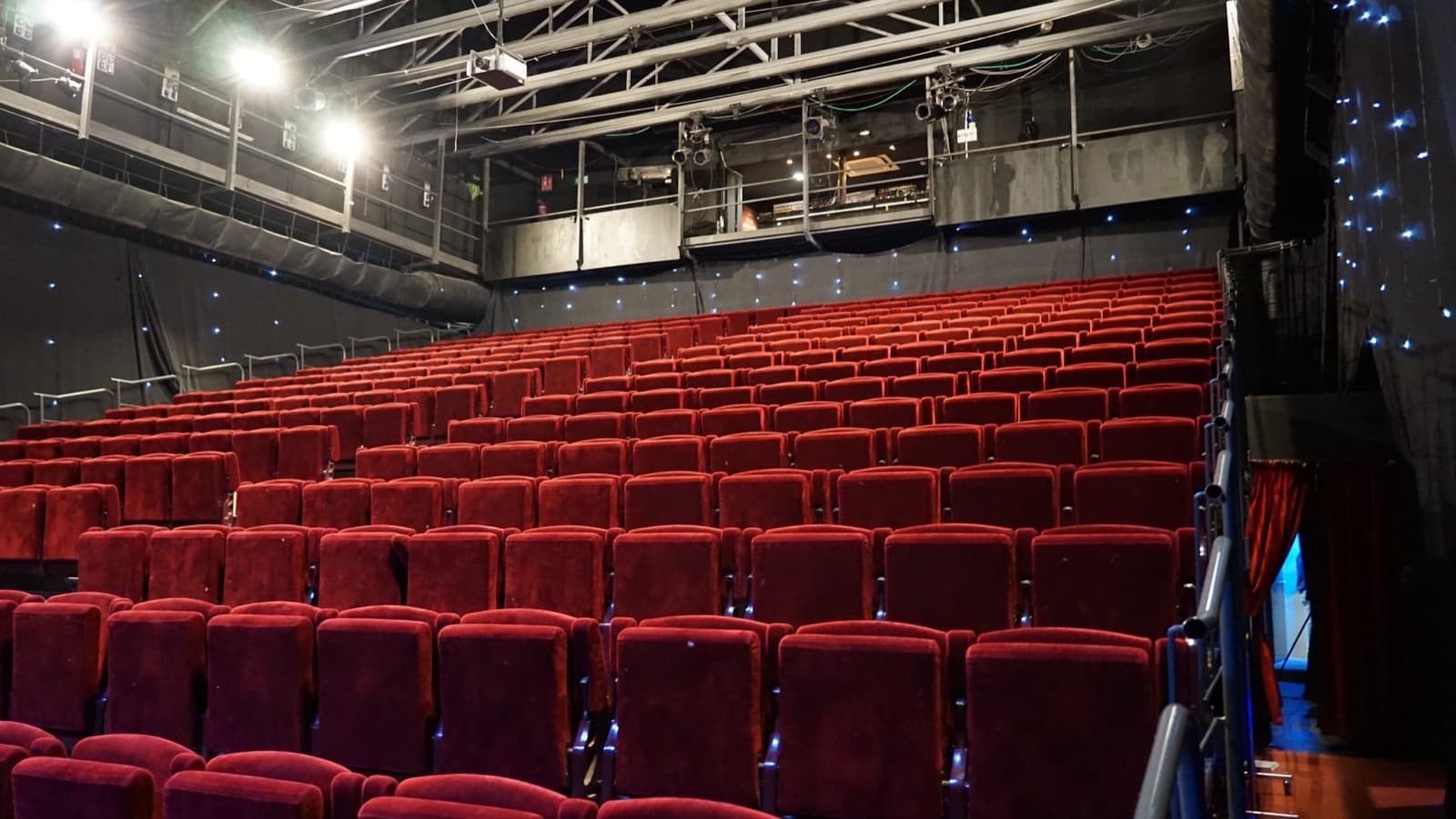 Une salle de cinéma vide aux fauteuils rouges