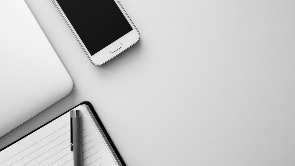 Un smartphone posé sur un bureau