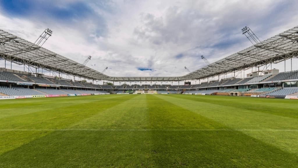 Un stade de football vu depuis les tribunes