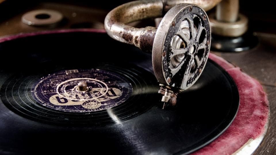 Un disque vinyle sur une platine
