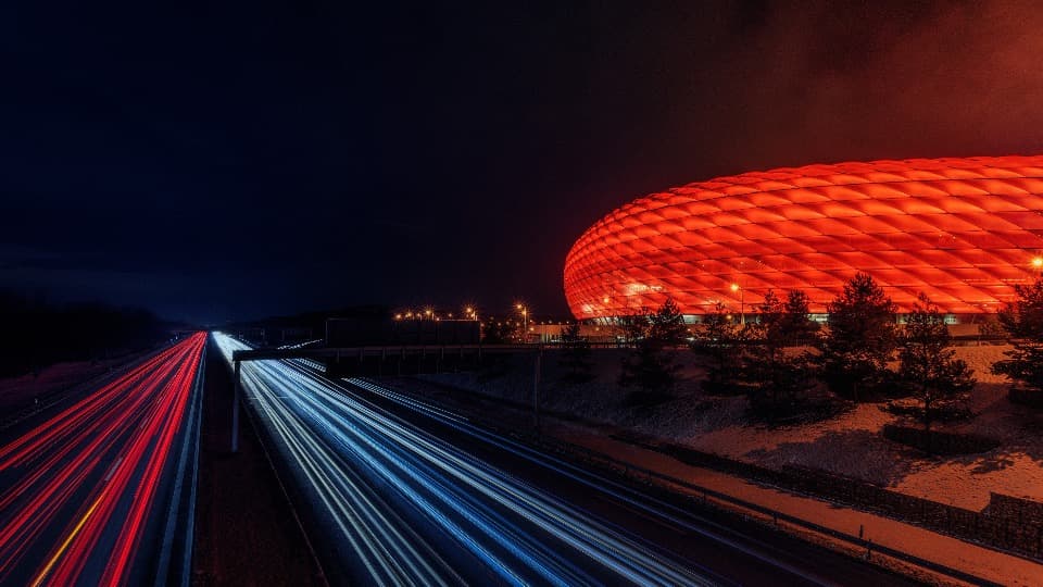 Un stade de football illuminé la nuit