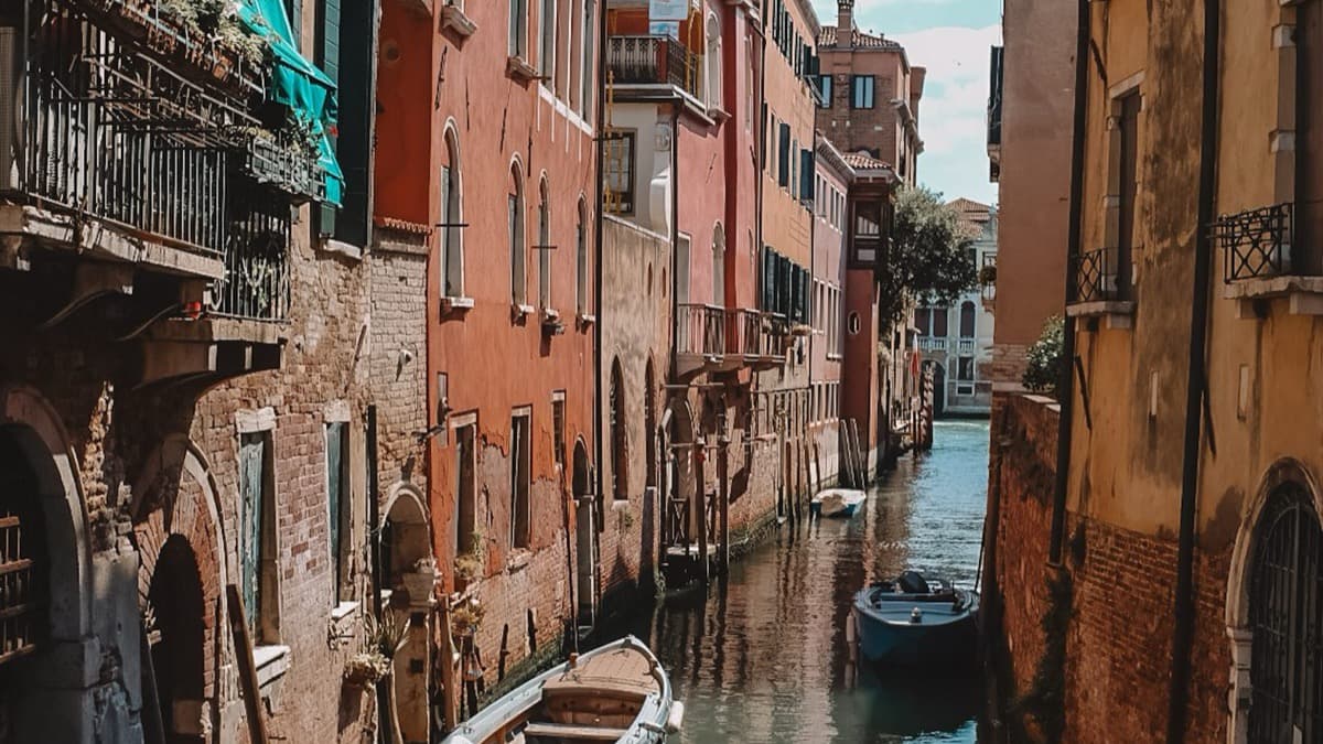 Un canal de Venise bordé de façades colorées