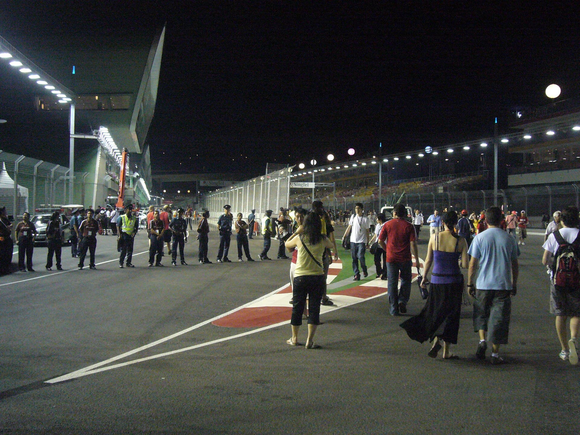 Le circuit urbain de Marina Bay à Singapour, éclairé pour la course nocturne de Formule 1.